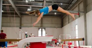 Gymnaste à l'entraînement à la table de saut.