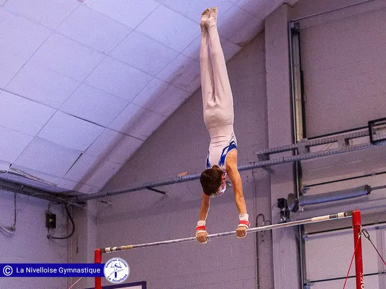 Gymnaste à la barre fixe.