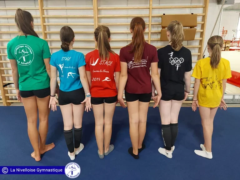 Gymnastes revêtues des anciens T-Shirt du club.